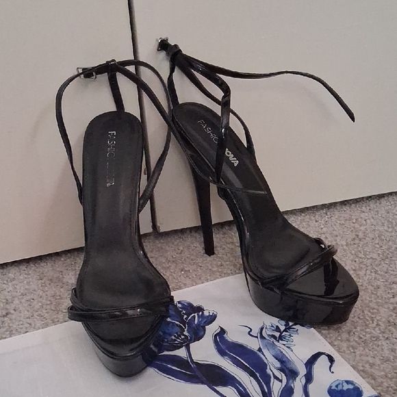 Fashion Nova Glossy Black Platform Heels - Picture 1 of 1
